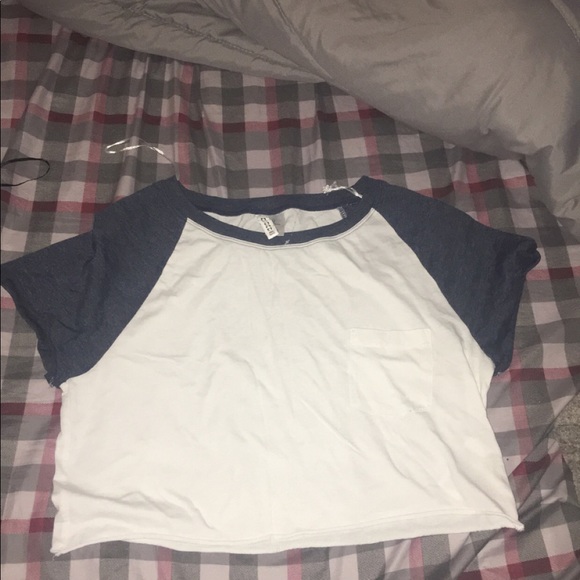 Lot of t shirt & crop tops - Picture 3 of 3